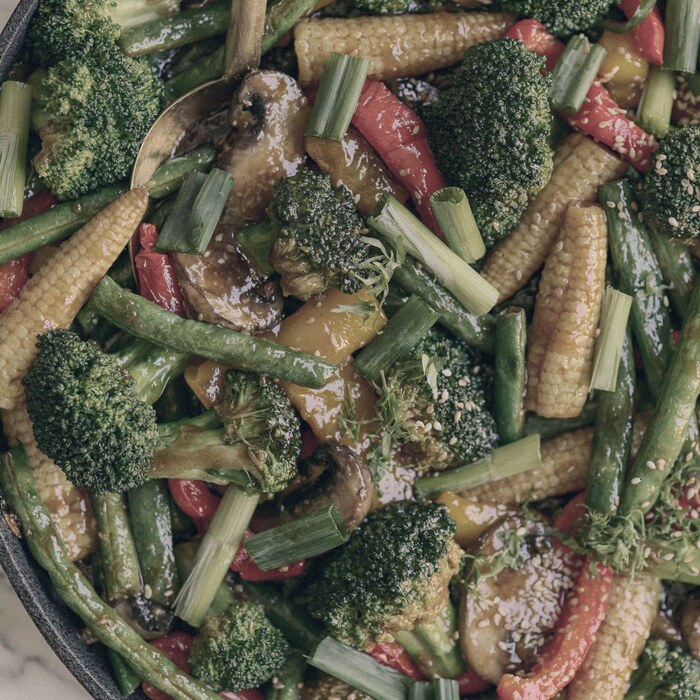 A skillet of seven vegetables.